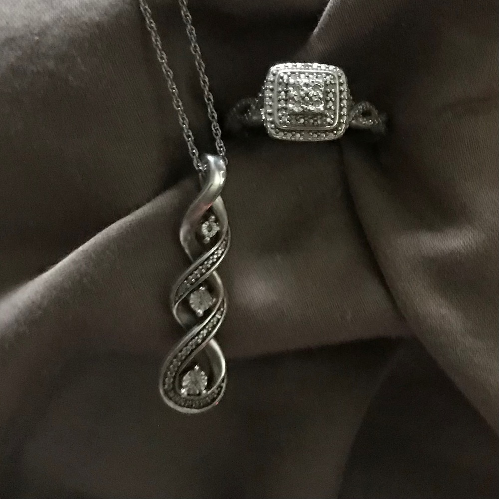 Diamond 💍 ring and necklace